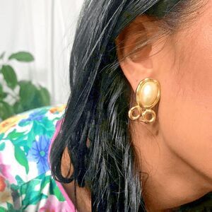 Vintage 80s ornate BOLD oval pearl gold tone statement earrings clip‎ ons